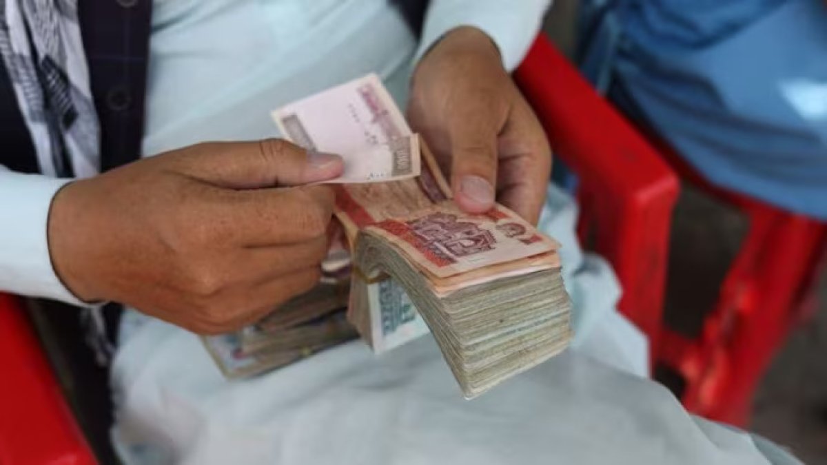 अफगानिस्तान: तालिबान के नियंत्रण वाले केंद्रीय बैंक ने ऑनलाइन मुद्रा विनिमय पर 'प्रतिबंध' लगाया