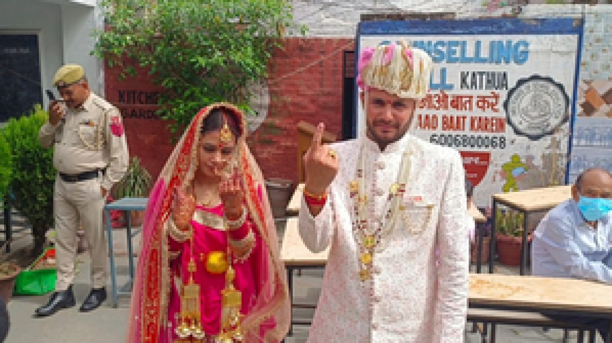 जम्मू-कश्मीर के कठुआ में दूल्हा-दुल्हन ने अपनी शादी के दिन डाला वोट