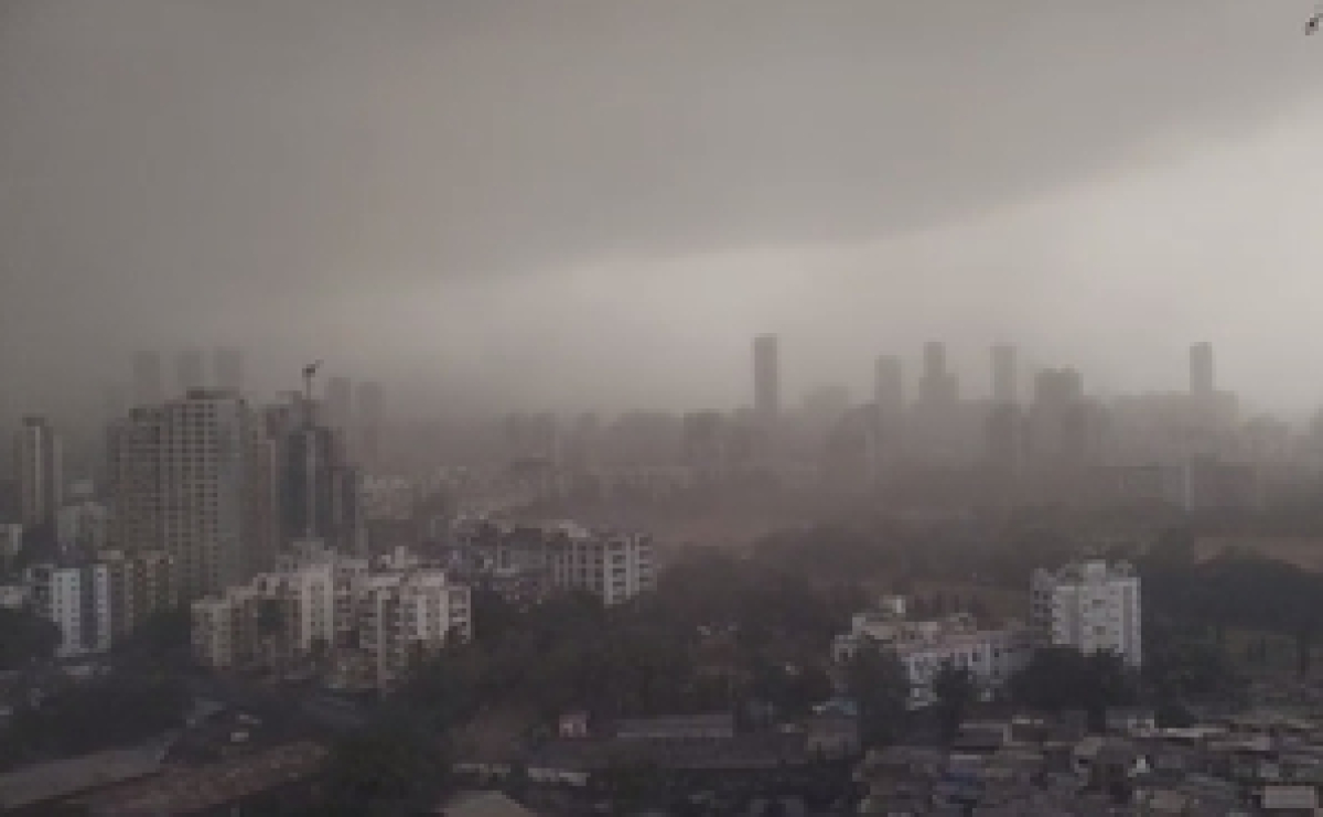मुंबई में धूल भरी आंधी,  हवाई अड्डे का संचालन प्रभावित