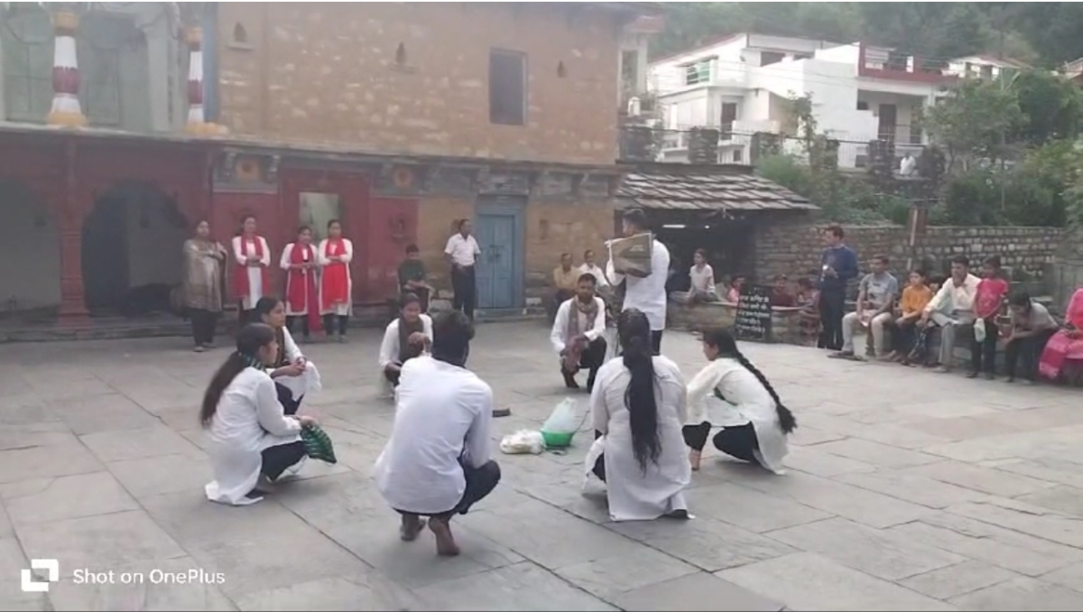 चमोली: बीएड छात्रों ने नुक्कड़ नाटक के माध्यम से फैलाया जागरूकता का संदेश