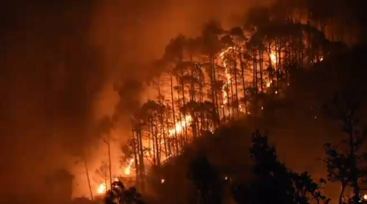 उत्तराखंड: भवाली के जंगल में आग, गैस गोदाम को खतरा