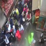 कालभैरव मंदिर के पास फूल माला बेचने वाले दुकानदार आशीष वर्मा पर हुए जानलेवा हमले का दृश्य, जिसके बाद वह गंभीर रूप से घायल हो गए।