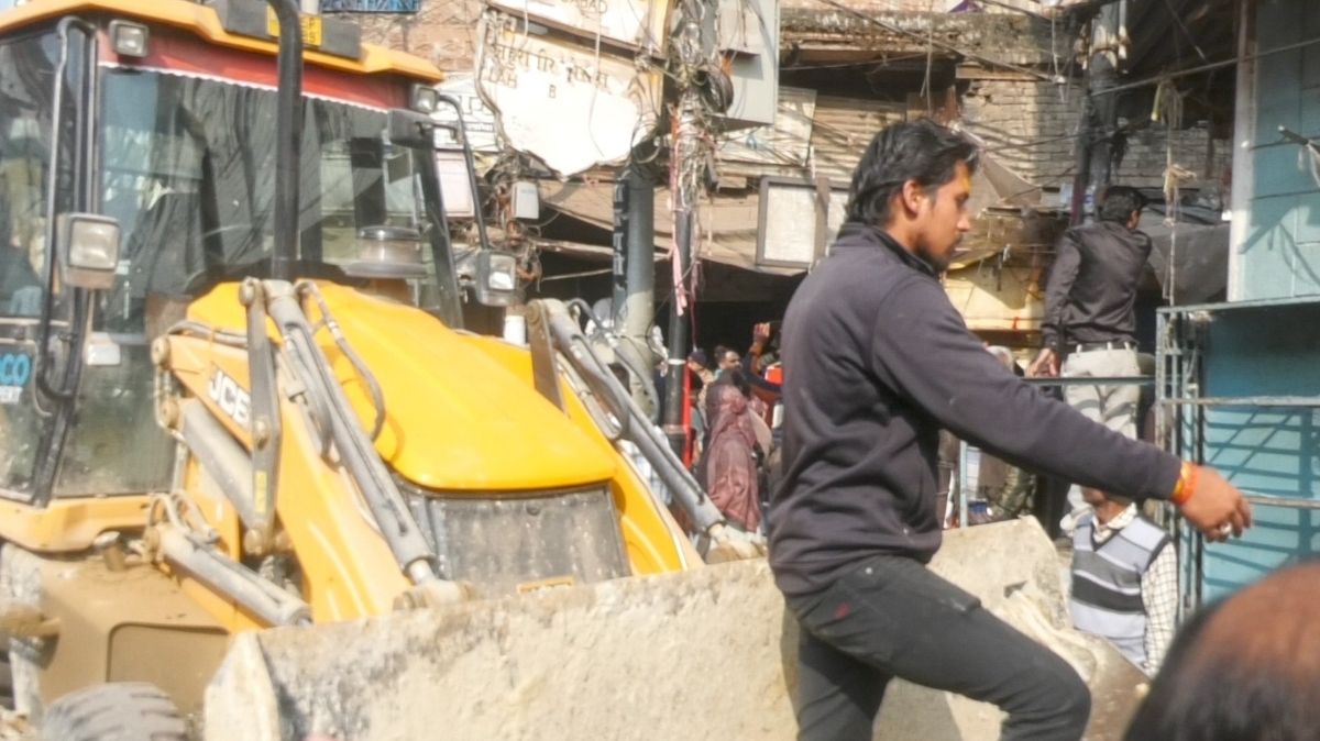 वाराणसी की दालमंडी में बुलडोजर एक्शन