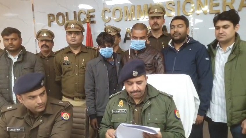 आगरा पुलिस द्वारा नारियल से भरे ट्रक से जब्त किया गया 226 किलो गांजा और पकड़े गए दो गांजा तस्कर।