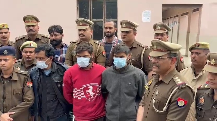 आगरा पुलिस द्वारा चोरी के 7.70 करोड़ रुपये के आभूषण और नकदी बरामद करने की तस्वीर, तीन आरोपी गिरफ्तार।