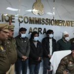 आगरा पुलिस द्वारा अवैध शराब फैक्ट्री पर छापा मारकर जब्त की गई नकली शराब की बोतलें और सामग्री।