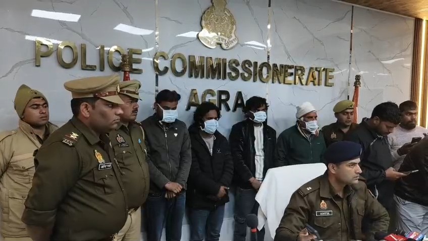 आगरा पुलिस द्वारा अवैध शराब फैक्ट्री पर छापा मारकर जब्त की गई नकली शराब की बोतलें और सामग्री।