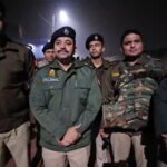 आगरा पुलिस की मुठभेड़ में घायल हुए राज चौहान हत्याकांड के आरोपी और उन्हें अस्पताल ले जाते हुए पुलिसकर्मी।