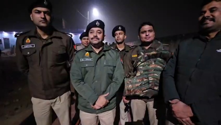 आगरा पुलिस की मुठभेड़ में घायल हुए राज चौहान हत्याकांड के आरोपी और उन्हें अस्पताल ले जाते हुए पुलिसकर्मी।