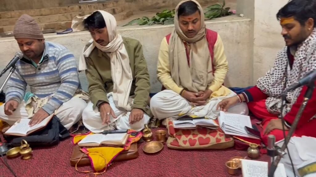 वाराणसी के श्री अन्नपूर्णा मंदिर में कुंभाभिषेक वार्षिकोत्सव के दौरान फूलों से की गई भव्य सजावट।