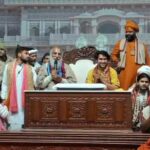 बागेश्वर धाम सरकार पंडित धीरेंद्र कृष्ण शास्त्री वृंदावन में सुदामा कुटी के शताब्दी महोत्सव के दौरान संतों से मिलते हुए।