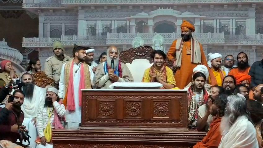 बागेश्वर धाम सरकार पंडित धीरेंद्र कृष्ण शास्त्री वृंदावन में सुदामा कुटी के शताब्दी महोत्सव के दौरान संतों से मिलते हुए।