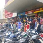 भारत में 5 डे बैंकिंग की मांग को लेकर हड़ताल करते बैंक कर्मचारी और एटीएम के बाहर लगी लंबी कतारें