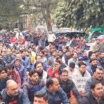 आगरा और देश भर में बैंक हड़ताल के कारण बंद ताले और निराश ग्राहकों की भीड़।
