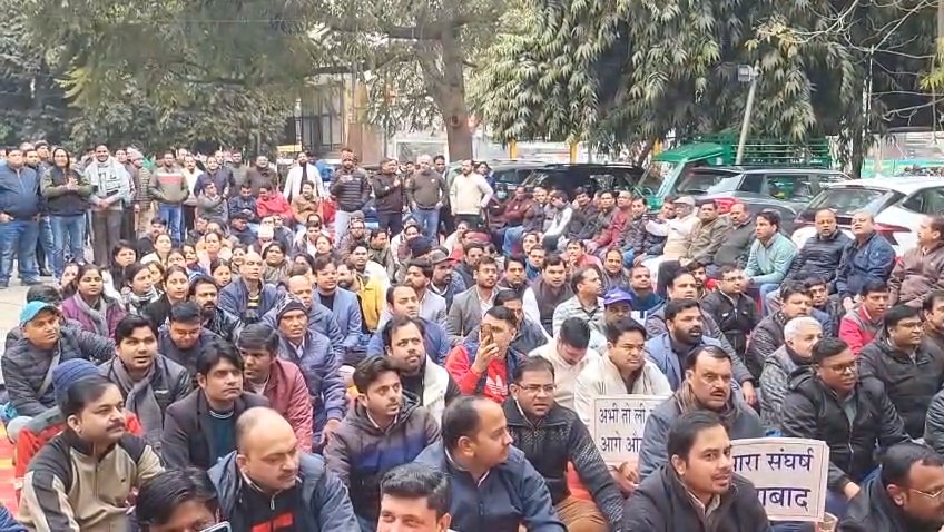 आगरा और देश भर में बैंक हड़ताल के कारण बंद ताले और निराश ग्राहकों की भीड़।