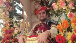 बरसाना, मथुरा में भगवान गिरिधरलाल जी की ब्याहुला उत्सव के दौरान भव्य बारात, संत और श्रद्धालुओं का समूह।