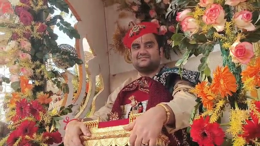 बरसाना, मथुरा में भगवान गिरिधरलाल जी की ब्याहुला उत्सव के दौरान भव्य बारात, संत और श्रद्धालुओं का समूह।