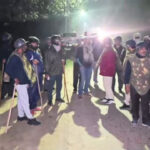 काशी हिंदू विश्वविद्यालय (BHU) परिसर में हुई हिंसक झड़प की जांच करते सुरक्षाकर्मी और प्राक्टोरियल बोर्ड के सदस्य।