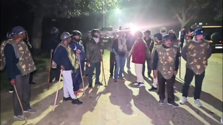 काशी हिंदू विश्वविद्यालय (BHU) परिसर में हुई हिंसक झड़प की जांच करते सुरक्षाकर्मी और प्राक्टोरियल बोर्ड के सदस्य।