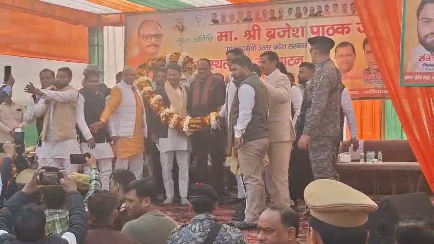 गाजियाबाद के शालीमार गार्डन में प्रेरणा स्थल का उद्घाटन करते उपमुख्यमंत्री बृजेश पाठक।