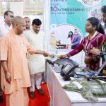 मुख्यमंत्री युवा उद्यमी विकास अभियान के तहत लाभान्वित हुए युवा और जौनपुर के जिलाधिकारी डॉ. दिनेश चंद्र सिंह