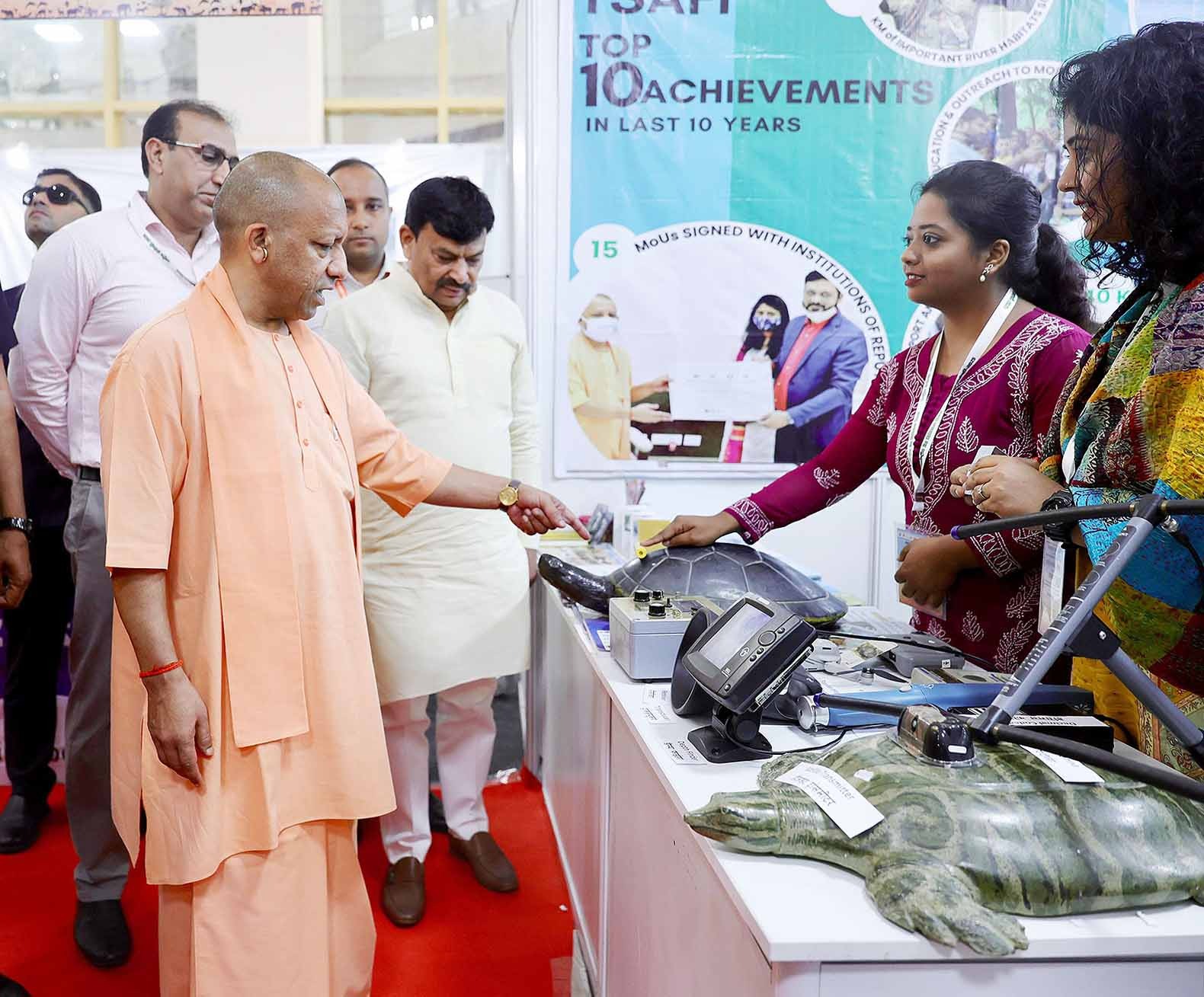 मुख्यमंत्री युवा उद्यमी विकास अभियान के तहत लाभान्वित हुए युवा और जौनपुर के जिलाधिकारी डॉ. दिनेश चंद्र सिंह