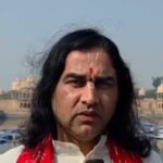 गोवर्धन में ब्रज यात्रा के दौरान प्रसिद्ध कथावाचक देवकीनंदन ठाकुर महाराज बांग्लादेश में हिंदुओं पर हो रहे अत्याचारों पर बयान देते हुए।