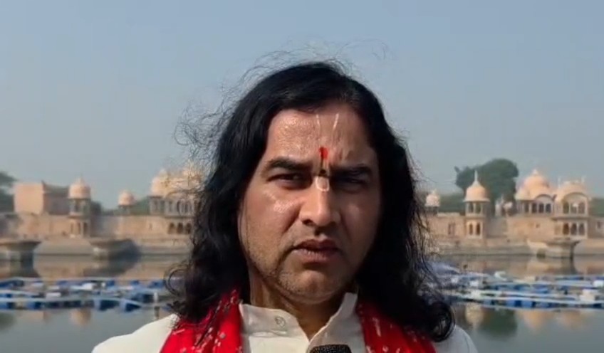 गोवर्धन में ब्रज यात्रा के दौरान प्रसिद्ध कथावाचक देवकीनंदन ठाकुर महाराज बांग्लादेश में हिंदुओं पर हो रहे अत्याचारों पर बयान देते हुए।