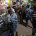 एटा में नशे में धुत कार चालक ने मारी टक्कर, गुस्साए लोगों ने चालक को पीटा, पुलिस ने लिया हिरासत में।