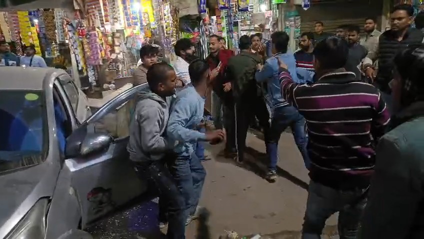 एटा में नशे में धुत कार चालक ने मारी टक्कर, गुस्साए लोगों ने चालक को पीटा, पुलिस ने लिया हिरासत में।