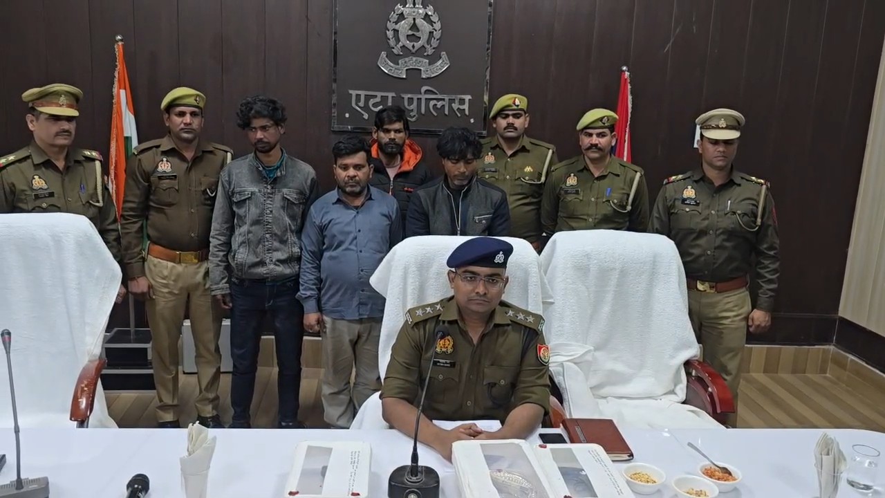 एटा में पकड़े गए चार शातिर चोरों और उनके पास से बरामद सोने-चांदी के जेवरात, नगदी तथा अवैध हथियारों की तस्वीर