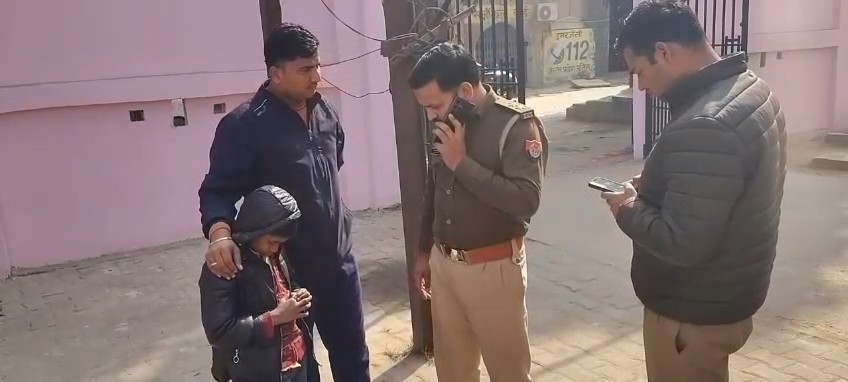 एटा में मां का पोस्टमॉर्टम कराते 8 साल का मासूम बच्चा, अनाथ शनि को रिश्तेदारों से जान का खतरा