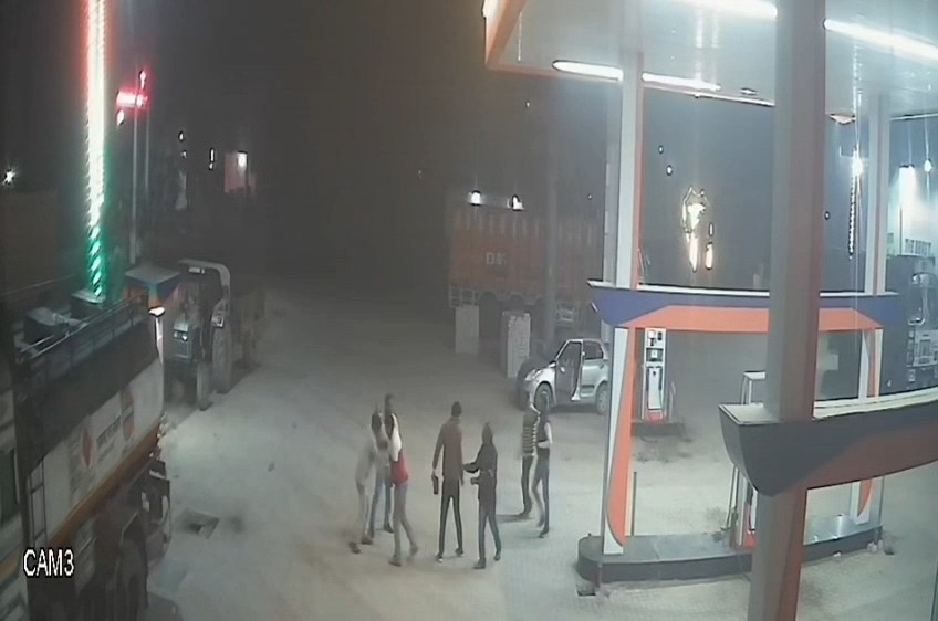 एटा में पेट्रोल पंप पर डीजल के पैसे मांगने पर सेल्समैन को पीटते दबंगों का सीसीटीवी फुटेज।