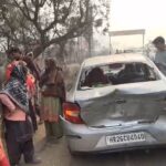 एटा में तेज रफ्तार स्कॉर्पियो की टक्कर से क्षतिग्रस्त हुई फिगो कार का दृश्य।