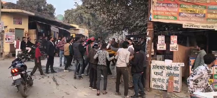 उत्तर प्रदेश के एटा जिले में कचहरी क्षेत्र के पास दो गुटों के बीच हुई हिंसक झड़प का दृश्य, जिसमें पुलिस जांच कर रही है।