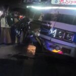 एटा में दो ट्रकों की भीषण आमने-सामने टक्कर के बाद क्षतिग्रस्त वाहन और मौजूद पुलिस टीम।