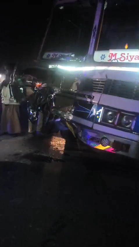 एटा में दो ट्रकों की भीषण आमने-सामने टक्कर के बाद क्षतिग्रस्त वाहन और मौजूद पुलिस टीम।