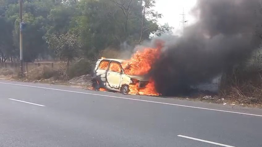 एटा में खड़ी वैगनआर कार में भीषण आग, CNG लीक के संदेह में कार पूरी तरह जलकर खाक हो गई।
