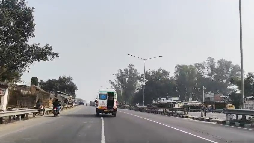 फतेहपुर नेशनल हाईवे पर खुला दरवाज़ा लेकर तेज़ रफ़्तार में दौड़ती 108 एंबुलेंस का वायरल वीडियो।