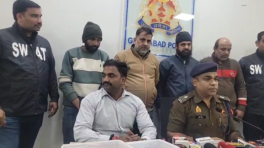 गाजियाबाद पुलिस द्वारा गिरफ्तार किए गए फार्मा फ्रॉड गिरोह के सदस्य और जब्त की गई नकली दवाइयाँ।