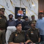 गाजियाबाद में ई-रिक्शा चोरी करने वाले गैंग के सदस्य और पुलिस द्वारा बरामद किया गया चोरी का ई-लोडर रिक्शा।