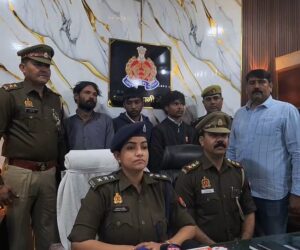 गाजियाबाद में ई-रिक्शा चोरी करने वाले गैंग के सदस्य और पुलिस द्वारा बरामद किया गया चोरी का ई-लोडर रिक्शा।