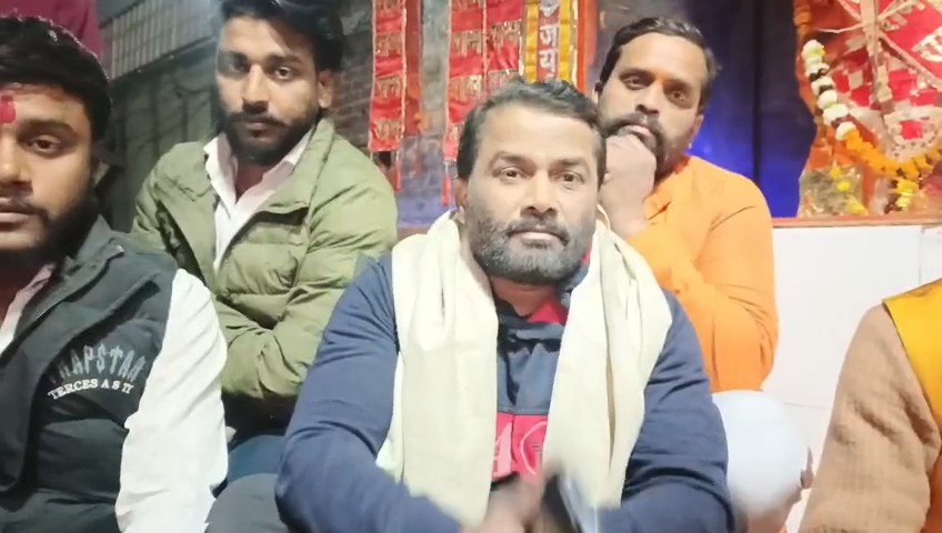 गाजियाबाद के सेन बिहार में एनएचएआई नोटिस के खिलाफ प्राचीन मंदिर के बाहर प्रदर्शन करते हिंदू संगठन और स्थानीय निवासी।