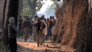 गाजीपुर के महमूदपुर हथिनी गांव में संदिग्ध अवस्था में मृत मिले वृद्ध सुक्खू यादव का शव।