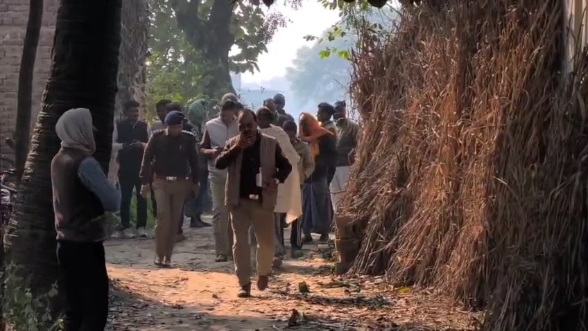 गाजीपुर के महमूदपुर हथिनी गांव में संदिग्ध अवस्था में मृत मिले वृद्ध सुक्खू यादव का शव।