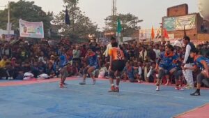 गाजीपुर कबड्डी चैंपियनशिप जीत के बाद यूपी पुलिस टीम और अंतर्राष्ट्रीय खिलाड़ी अन्नू कुमारी।