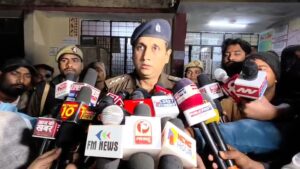 उत्तर प्रदेश के हमीरपुर में पुलिस मुठभेड़ के बाद घायल हुए लव जिहाद के आरोपी अफान को इलाज के लिए अस्पताल ले जाया जा रहा है।