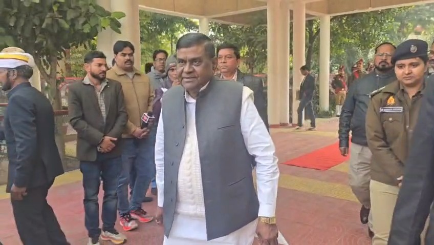 हमीरपुर कलेक्ट्रेट सभागार में विधान परिषद समिति द्वारा विकास कार्यों की समीक्षा बैठक करते अधिकारी।