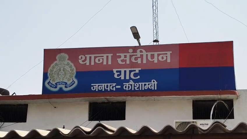 कौशांबी में दबंगों द्वारा पिटाई के बाद पुल से फेंके गए घायल युवक की फाइल फोटो।