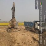 कौशाम्बी जिले में भारी पोकलैंड मशीन का उपयोग करके अवैध मिट्टी खनन करते मजदूर
